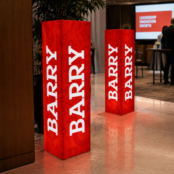 Expo-tentoonstelling Logo Light Box Sign, hoge verlichte, op maat gemaakte kolomplint met plintweergave voor bedrijfsevenementen, conferentiedecor