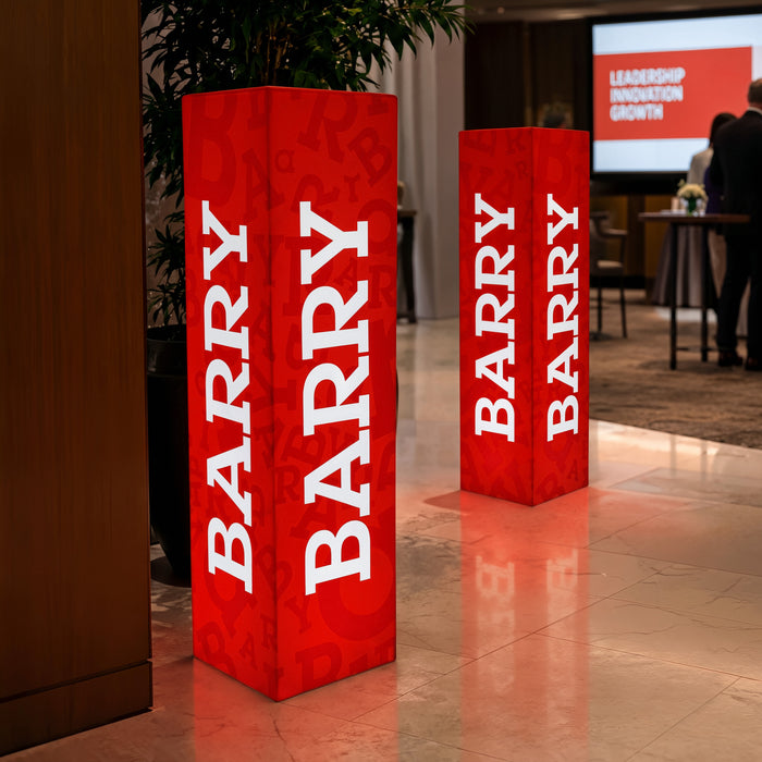 Expo-tentoonstelling Logo Light Box Sign, hoge verlichte, op maat gemaakte kolomplint met plintweergave voor bedrijfsevenementen, conferentiedecor