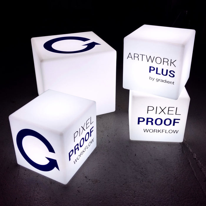 Gepersonaliseerde LED tafellamp met branding, merk, logo verlichte kubus lichtbak