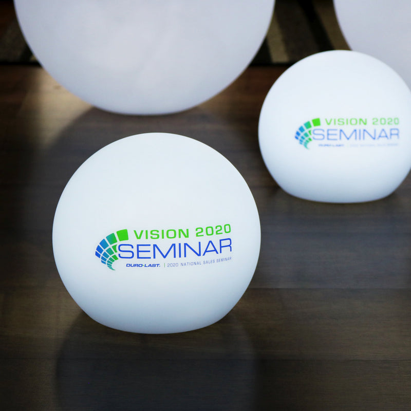 Ronde LED-logo lightbox, bolvormige vloerlamp, promotiemateriaal, verlichte vrijstaande verlichte display bewegwijzering voor zakelijk evenement