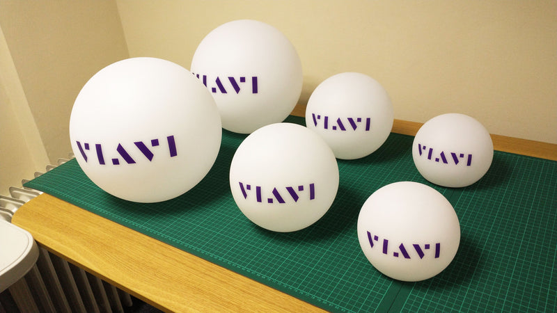 Ronde LED-logo lightbox, bolvormige vloerlamp, promotiemateriaal, verlichte vrijstaande verlichte display bewegwijzering voor zakelijk evenement