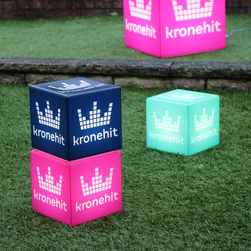 Logo lichtbak Glow Cube, Veelkleurig vierkant LED RGB draadloos verlicht blokbord, branded lightbox voor conferenties, bewegwijzering