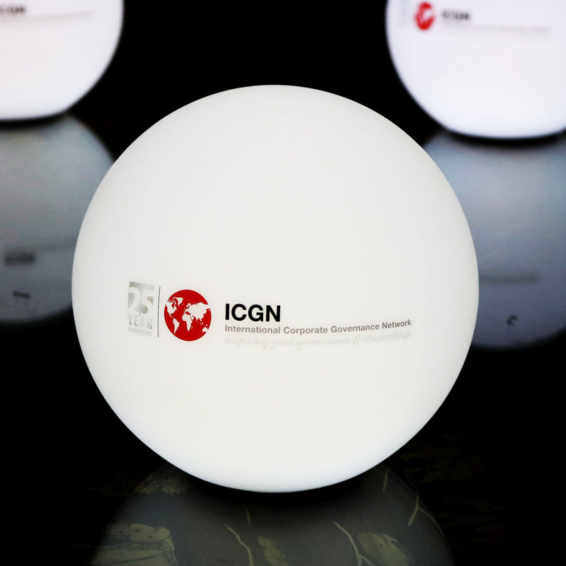 Ronde LED-logo lightbox, bolvormige vloerlamp, promotiemateriaal, verlichte vrijstaande verlichte display bewegwijzering voor zakelijk evenement