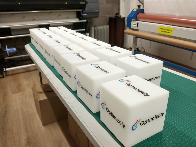 Logo lichtbak Glow Cube, Veelkleurig vierkant LED RGB draadloos verlicht blokbord, branded lightbox voor conferenties, bewegwijzering