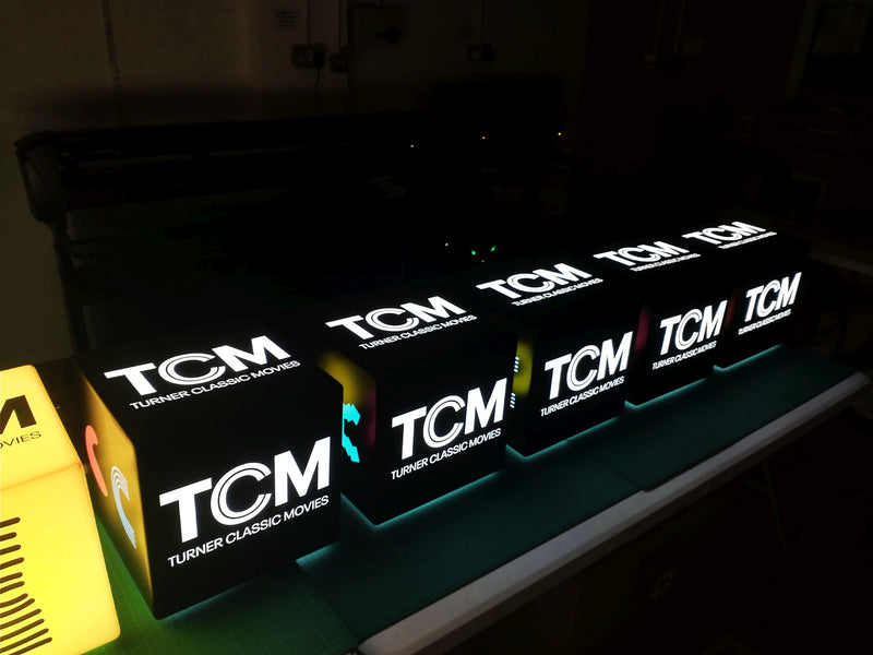 Logo lichtbak Glow Cube, Veelkleurig vierkant LED RGB draadloos verlicht blokbord, branded lightbox voor conferenties, bewegwijzering