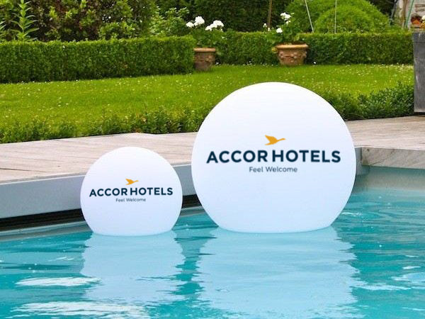 Drijvende zwembadverlichting met logo, verlichte zwembadvlotter voor bedrijfsevenement, ronde LED-lichtbak, bewegwijzering voor zakelijke evenement