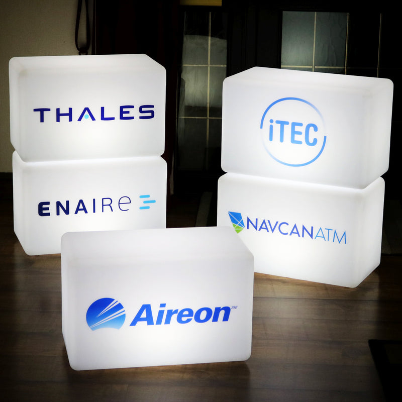 Op maat gemaakte lichtbak met logo, Light Up LED Zitbank Kubus Kruk, LED-displaybord voor conferentie, expo, tentoonstelling, zakelijk evenement