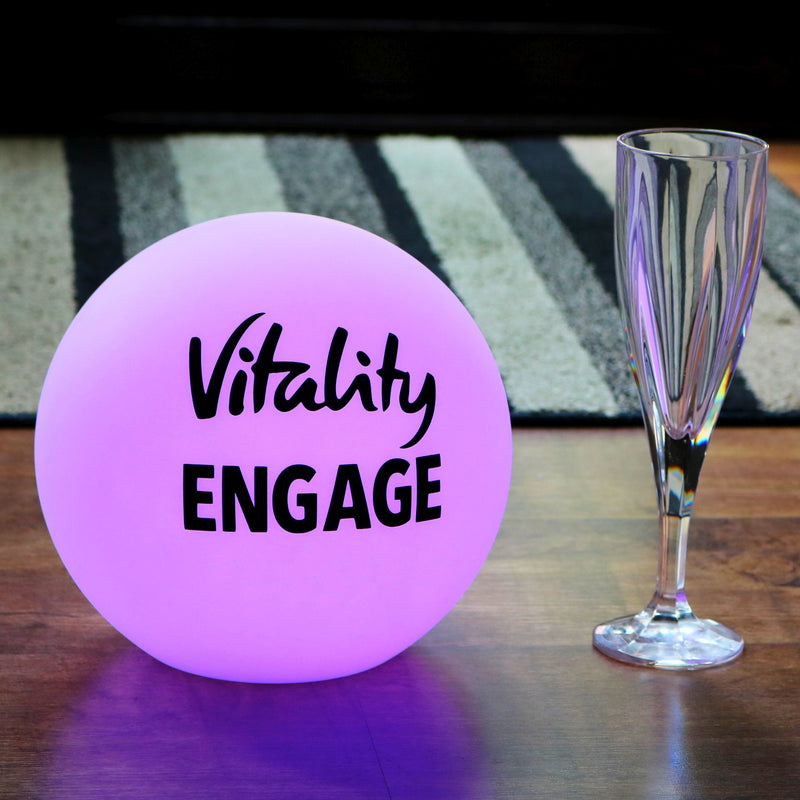 Op maat gemaakt bedrijfsmiddelpunt, ronde frameloze LED-lichtbak met logo voor conferentiesignalisatie, decor voor zakelijk evenement, prijsuitreiking