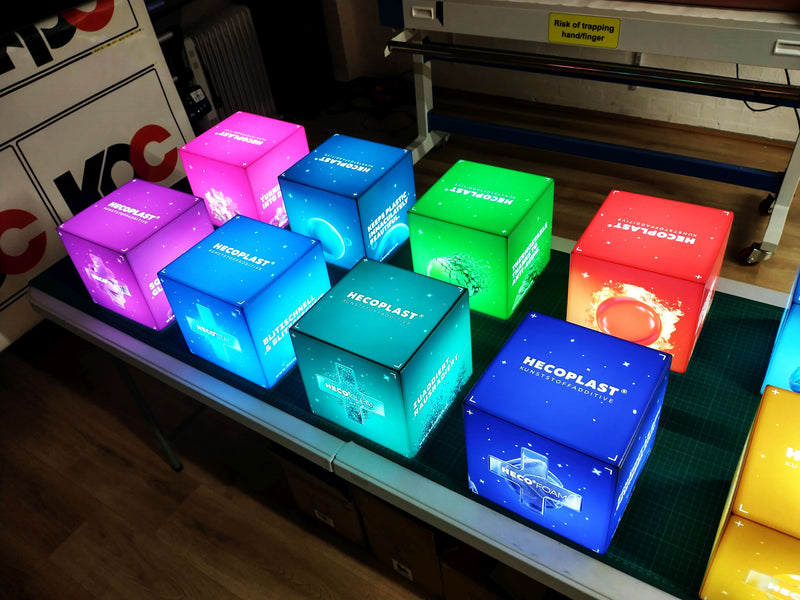 Logo lichtbak Glow Cube, Veelkleurig vierkant LED RGB draadloos verlicht blokbord, branded lightbox voor conferenties, bewegwijzering