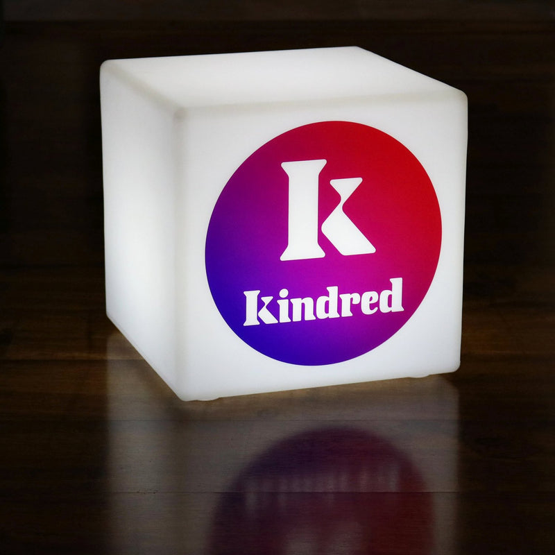 Gepersonaliseerde LED tafellamp met branding, merk, logo verlichte kubus lichtbak, 20cm, E27